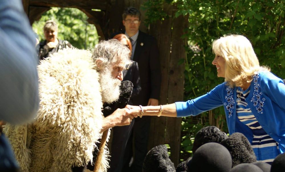  Jill Biden, acum Prima Doamnă a Statelor Unite ale Americii şi Nea Sandu, cunoscutul meşter opincar vâlcean