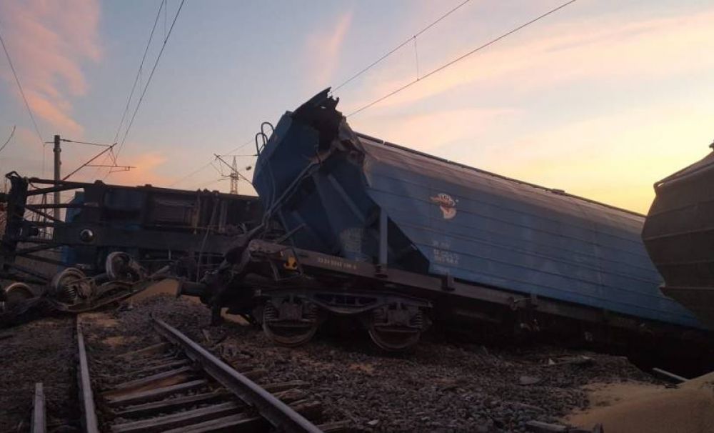  Traficul feroviar rămâne blocat cel puţin o săptămână,  în judeţul Olt din cauza trenului deraiat