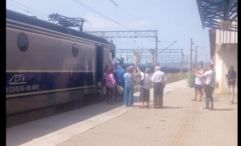  Un mecanic de locomotivă, aşteptat cu flori în gară, atunci când a condus trenul pentru ultima oară 