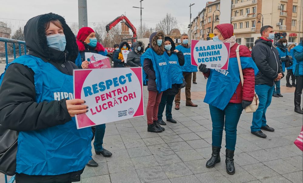 100 de sindicalişti au protestat în faţa Prefecturii Dolj