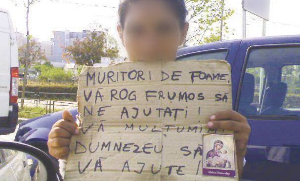 12 persoane cercetate de procurori pentru că folosesc minori la cerşit
