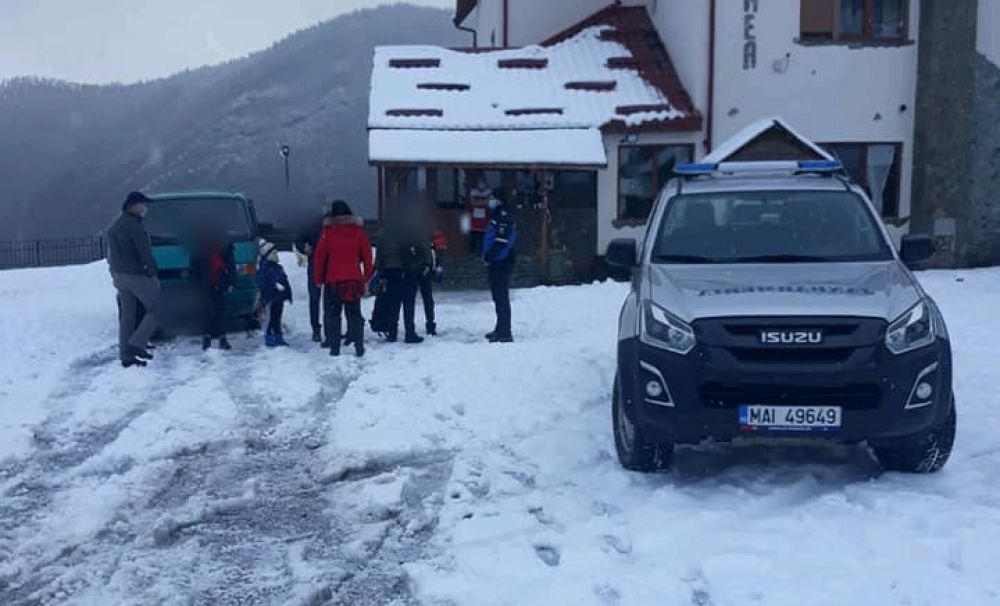 8 turişti coborâţi în siguranță cu ajutorul jandarmilor din Voineasa