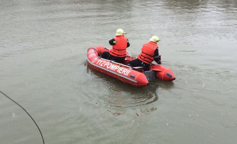 A alunecat în apă, în timp ce făcea grătar! Scafandrii îl caută acum în Dunăre