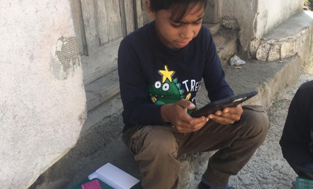 A organizat o campanie de strângere de fonduri !  Elevii dintr-o comună din Mehedinţi, dotaţi cu tablete de învăţătoare