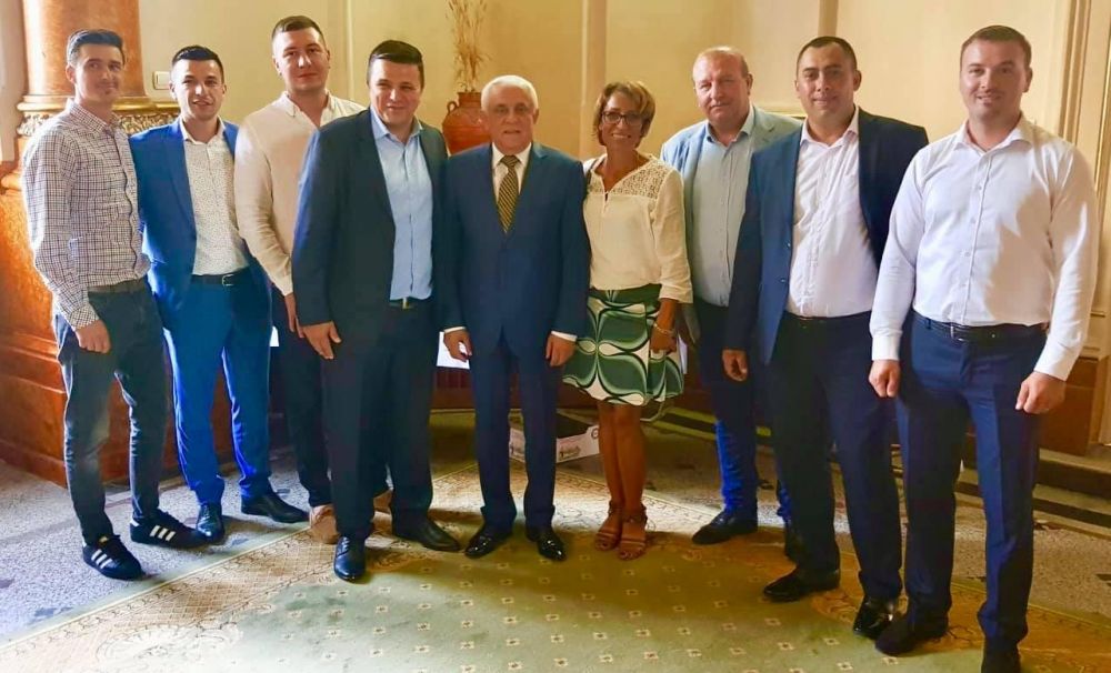 A renunţat la viaţa de lux din Germania pentru a cultiva usturoi într-o localitate din Olt