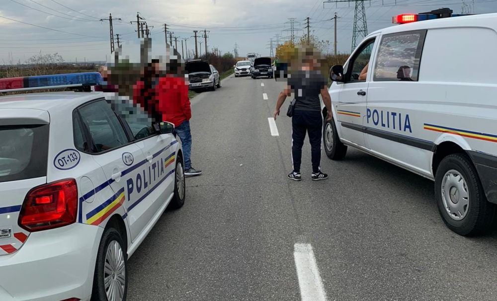 Accident în lanţ! Trei persoane au fost rănite