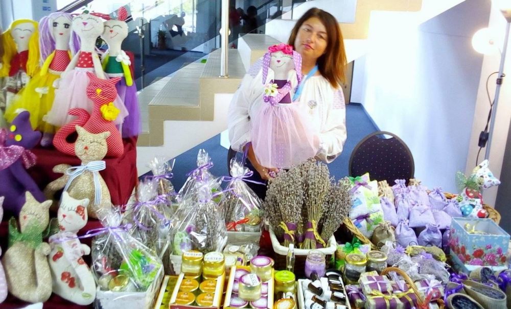 Afacere inedită!  Ele sunt surorile care dau viaţă păpuşilor şi pisicilor, umplute cu lavandă