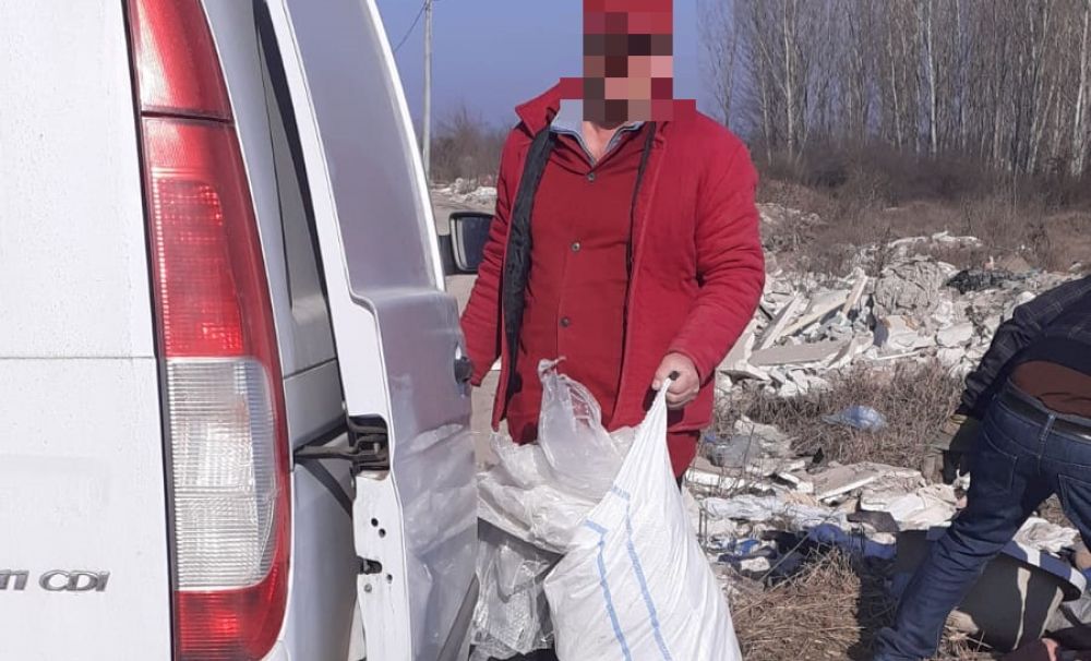 Amendaţi pentru că aruncau gunoiul pe domeniul public