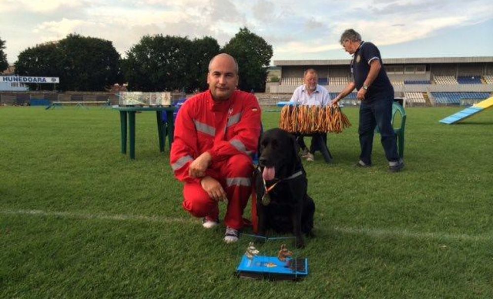 Antrenaţi pentru căutarea victimelor. El este antrenorul câinilor de salvare din Craiova
