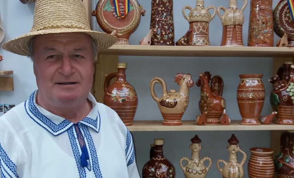 Profesor pentru sute de elevi! Îi învaţă pe copii tainele olăritului 