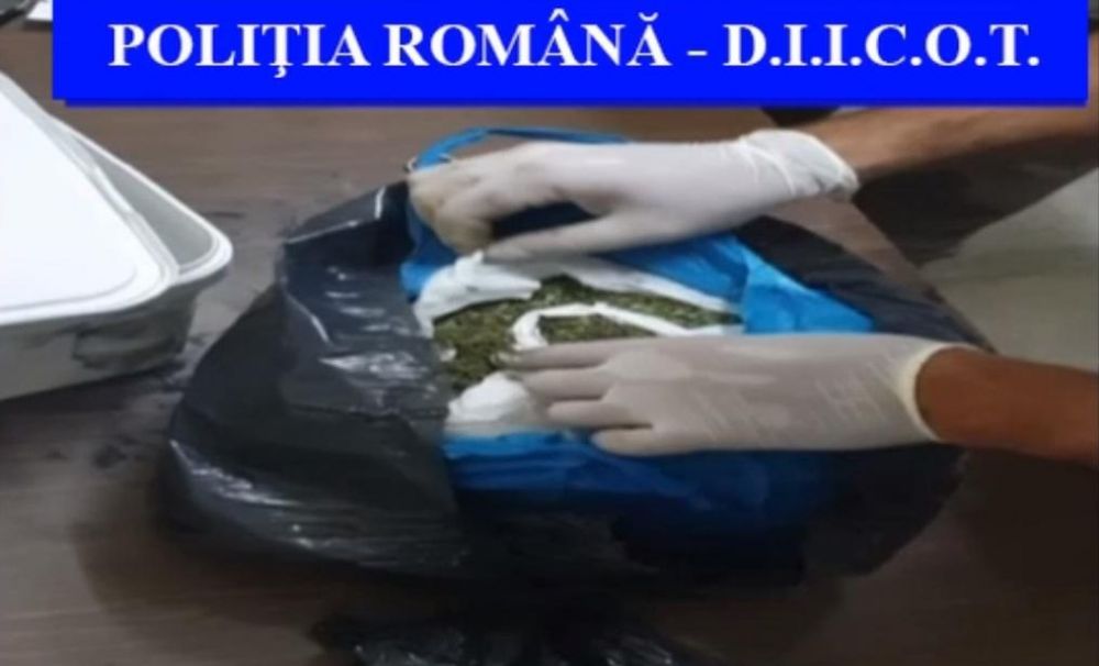 Au primit un colet din străinătate! În el erau peste 2600 de grame de cannabis