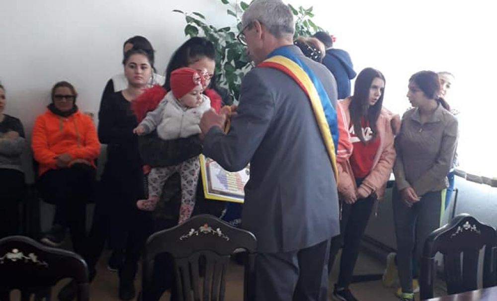 Bebeluşii veniţi pe lume în 2019 au fost premiaţi de primarul dintr-o comună din Vâlcea