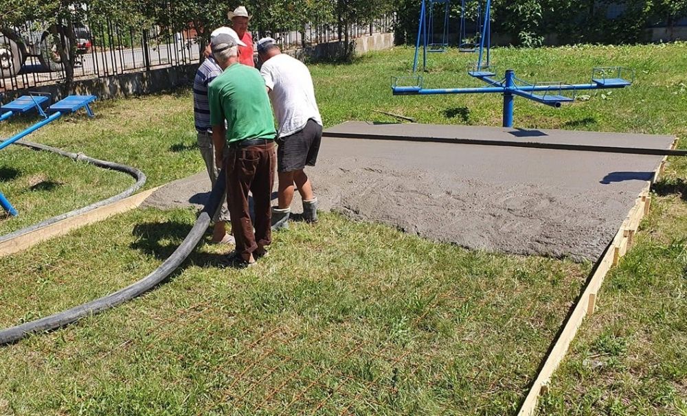 Beton turnat direct pe iarbă! Lucrări de mântuială în Comuna Moțăței din Dolj
