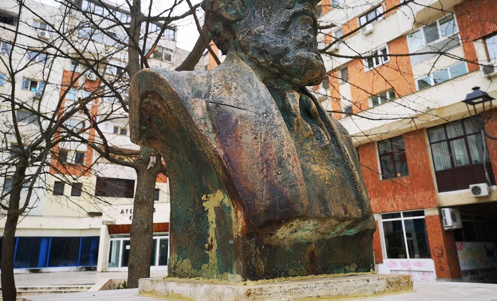 Busturile ruginite instalate ilegal de Primăria Craiova, în vizorul deputatului Giugea