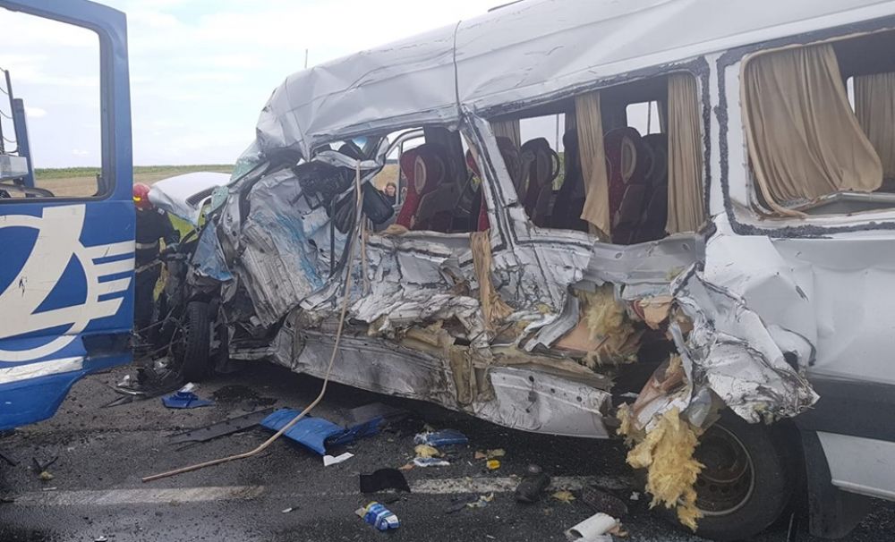 COD ROȘU de intervenție! Carnagiu în Olt, pe DN 65: 18 persoane rănite şi una decedată