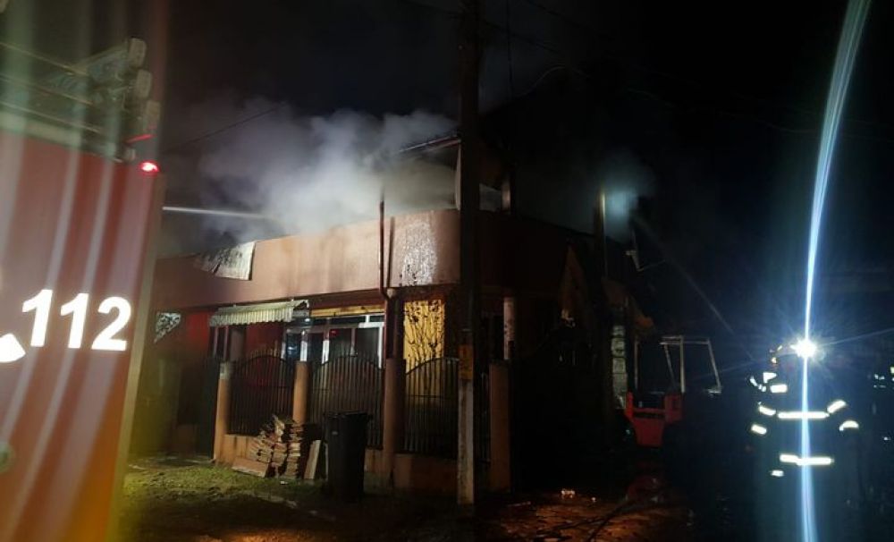 Casă mistuită de flăcări! Zeci de costume populare de colecţie ale Emiliei Dorobanţu, distruse