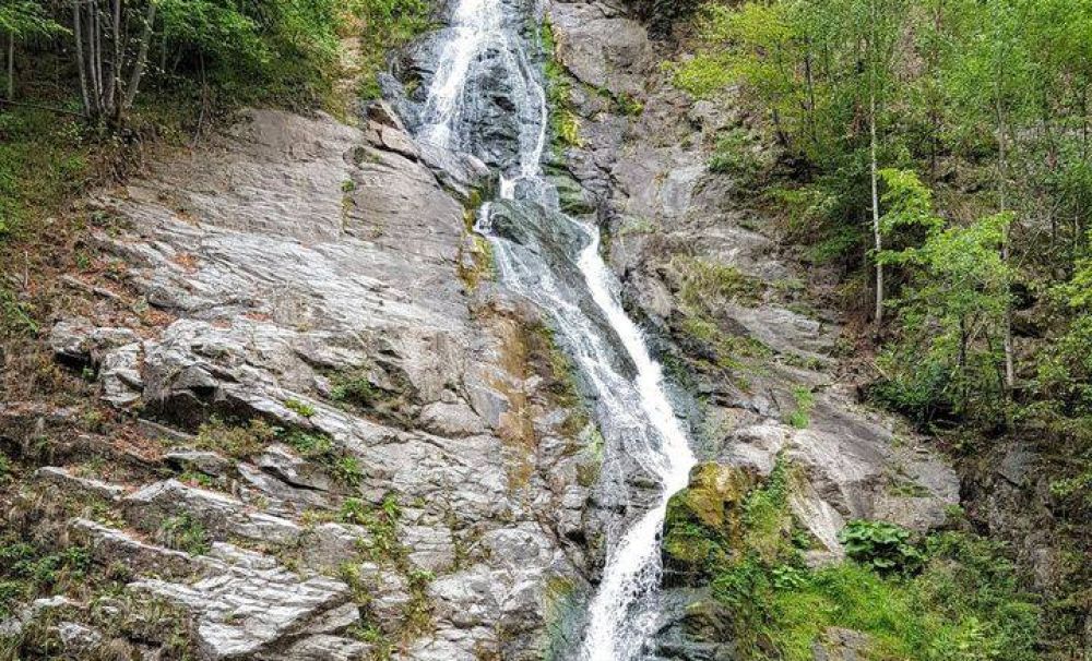 Cascada Lotrișor - singura cascadă din țară ale cărei ape trec printr-un tunel de 30 metri lungime