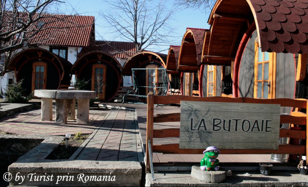 Cazare și licoarea zeilor... la butoi - Pensiunea La Butoaie, Pietroasele