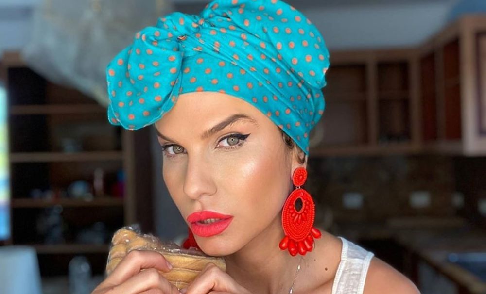 Ce face Anna Lesko în izolare? Imagini din grădină, bucătărie, terasă, atelier, dormitor...