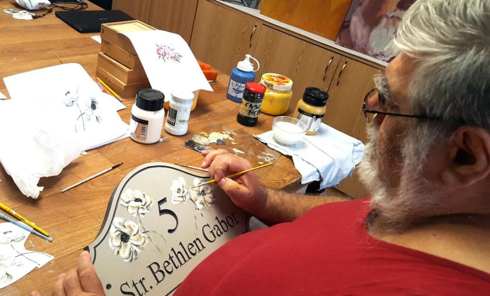 Cele mai frumoase şi originale plăci rezidenţiale personalizare se fac la Craiova!  El este artistul cu mâini de aur