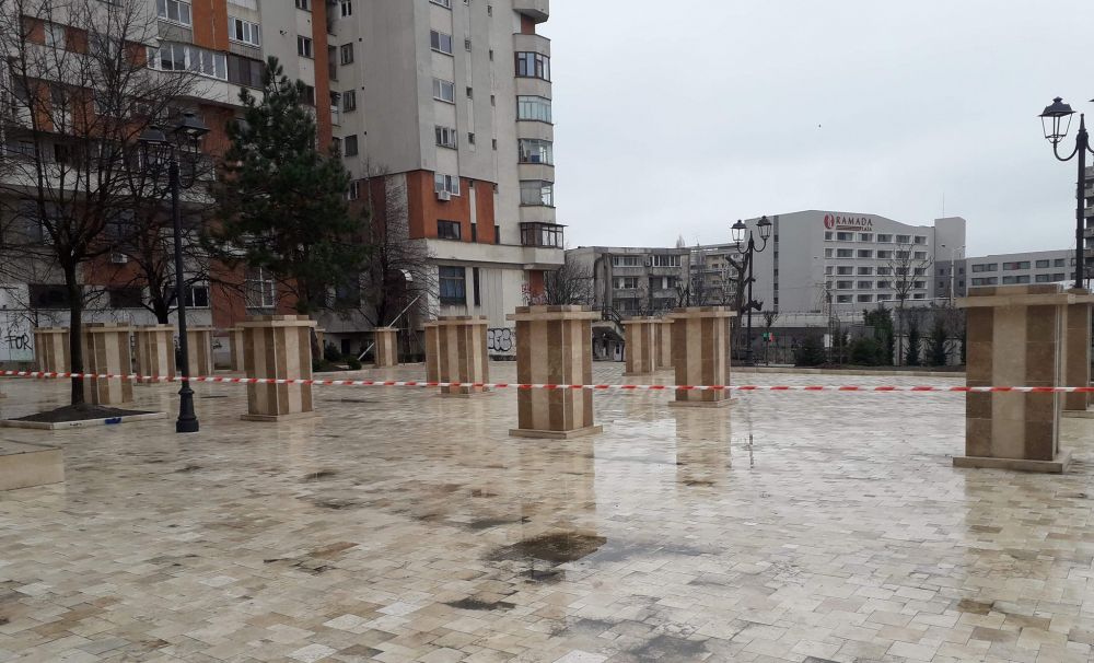 Circ pe bani publici la Primăria Craiova: Genoiu a demontat pe furiș busturile ruginite. Și soclurile sunt amplasate ilegal!