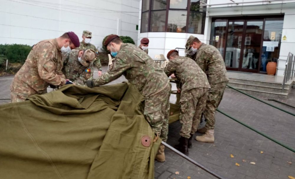 Cort instalat de militari în curtea Centrului de Dializă Fresenius NefroCare din Craiova