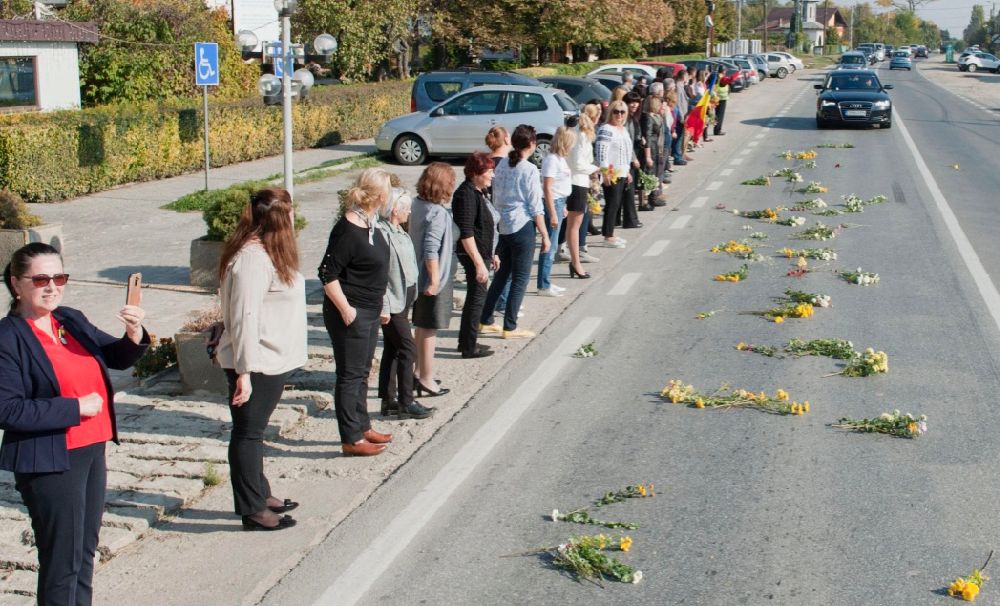 Covor de flori pentru Regina-Mamă Elena pe ultimul drum către Catedrala istorică de la Curtea de Argeș