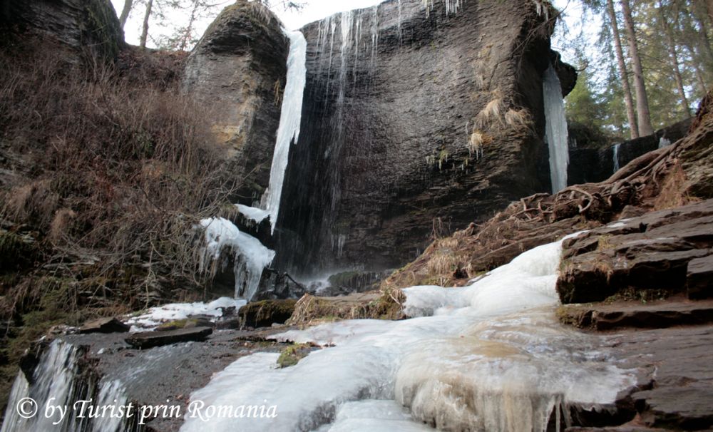 Creația înghețată a naturii - Cascada Vărșag