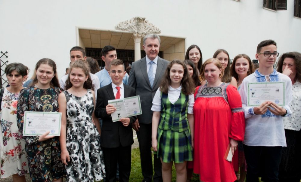 Curtea Palatului Elisabeta s-a umplut iar de copii și dascăli. Basmele Reginei Maria, un proiect pornit din Craiova