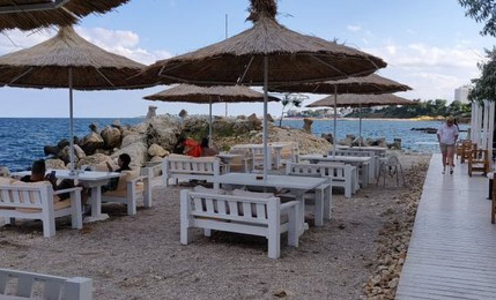 De la 1 iunie se redeschid terasele și plajele. Se pot organiza spectacole în aer liber cu maxim 500 de persoane