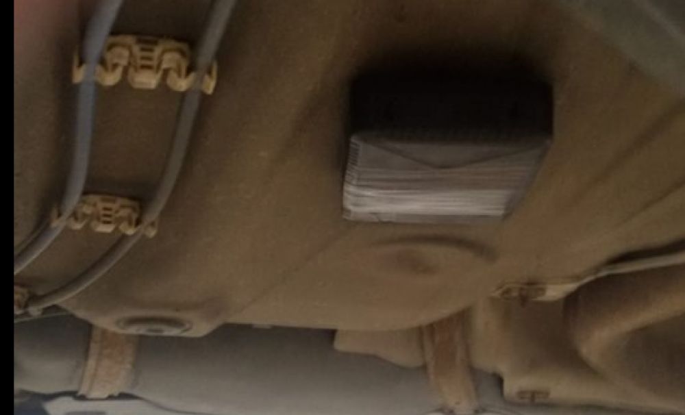 Dispozitiv de urmărire găsit sub maşina unui bărbat din Vâlcea, montat de o femeie care îl hărţuia