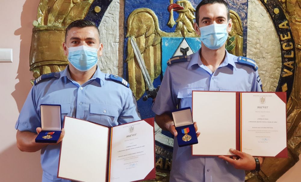 Doi jandarmi vâlceni au fost recompensaţi cu Emblema de Onoare a Ministerului Afacerilor Interne cu însemn de război