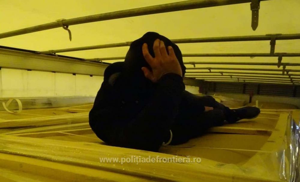 Doi tineri din Siria şi Iran ascunși într-un camion cu saltele, depistaţi la P.T.F. Calafat
