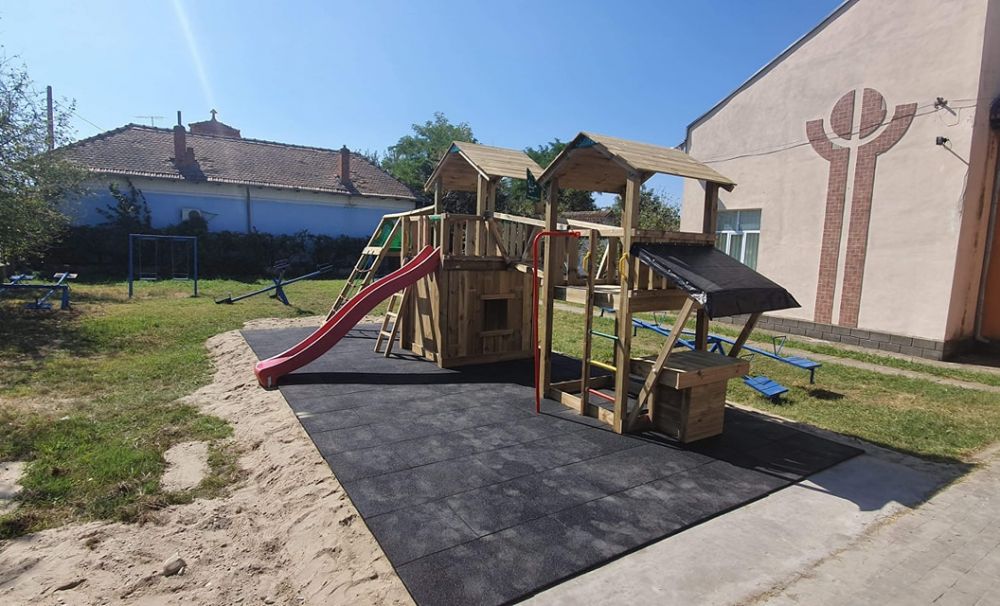 Dorel a lovit şi la o primărie din Dolj !  Loc de joacă cu risc de accidente pentru copii