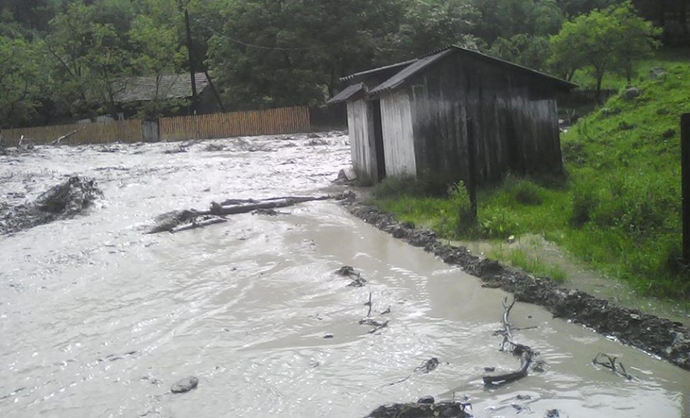 Drumuri inundate şi persoane evacuate în Mehedinţi, în urma ploilor abundente