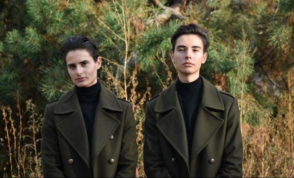 Ei sunt gemenii talentaţi de la un liceu de arte din Craiova!  Realizează broderii şi coafează în timpul liber