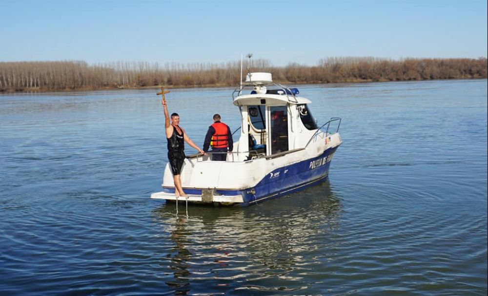 El este curajosul care de 14 ani scoate crucea din Dunăre