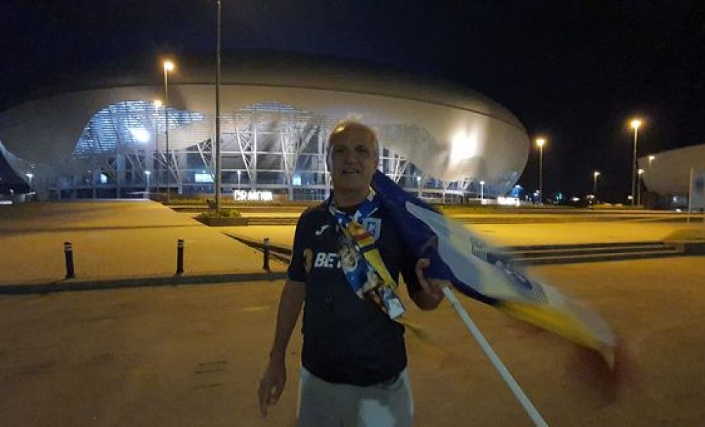 El este suporterul care nu ratează niciun meci al echipei fanion din Bănie!   A venit de la 50 de kilometri, doar să stea la poarta stadionului şi să-şi susţină echipa