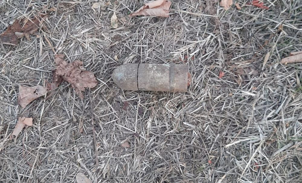 Muniţie descoperită în rigola drumului principal dintr-o localitate din Mehedinți