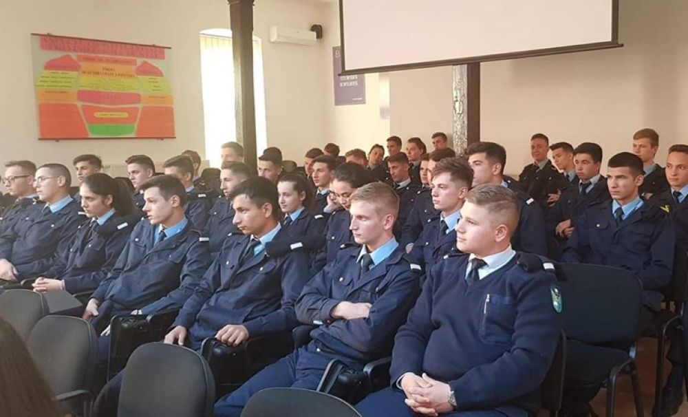 Elevii au învăţat care sunt regulile de conduită corespunzătoare în gări şi trenuri