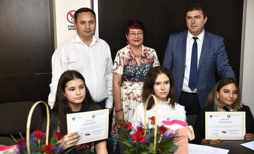 Elevii care au obţinut media 10 la evaluarea naţională au fost premiaţi