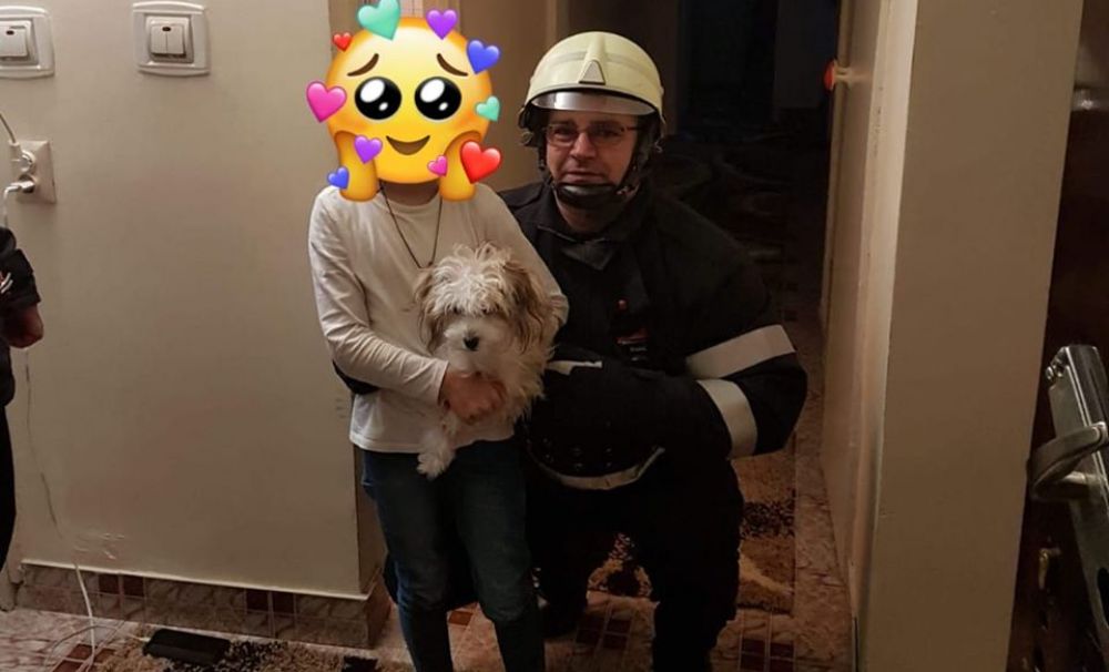 Eroul zilei! Un pompier de la ISU Olt a salvat o fetiţă blocată în casă