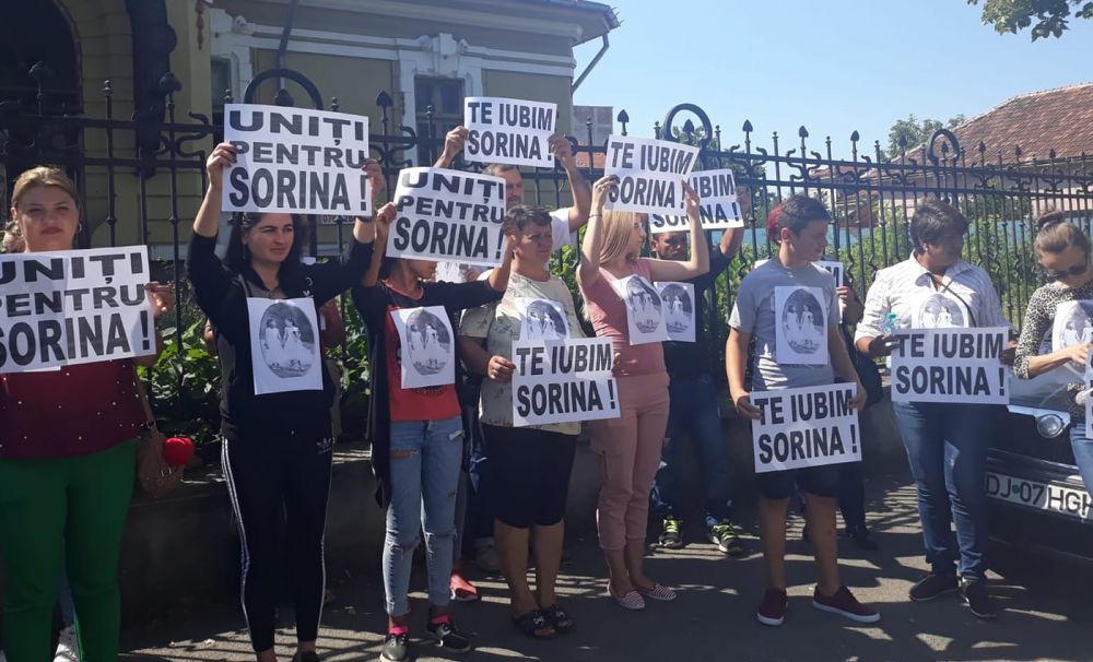 Este protest la Curtea de Apel Craiova.   Susţinătorii Sorinei au venit înarmaţi cu pancarde