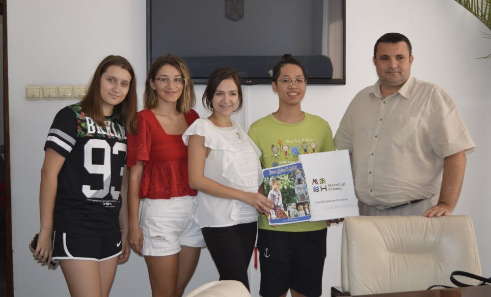 Fost preşedinte al clubului Leo din oraşul Tuen din Hong Kong, în vizită la CJ Mehedinţi