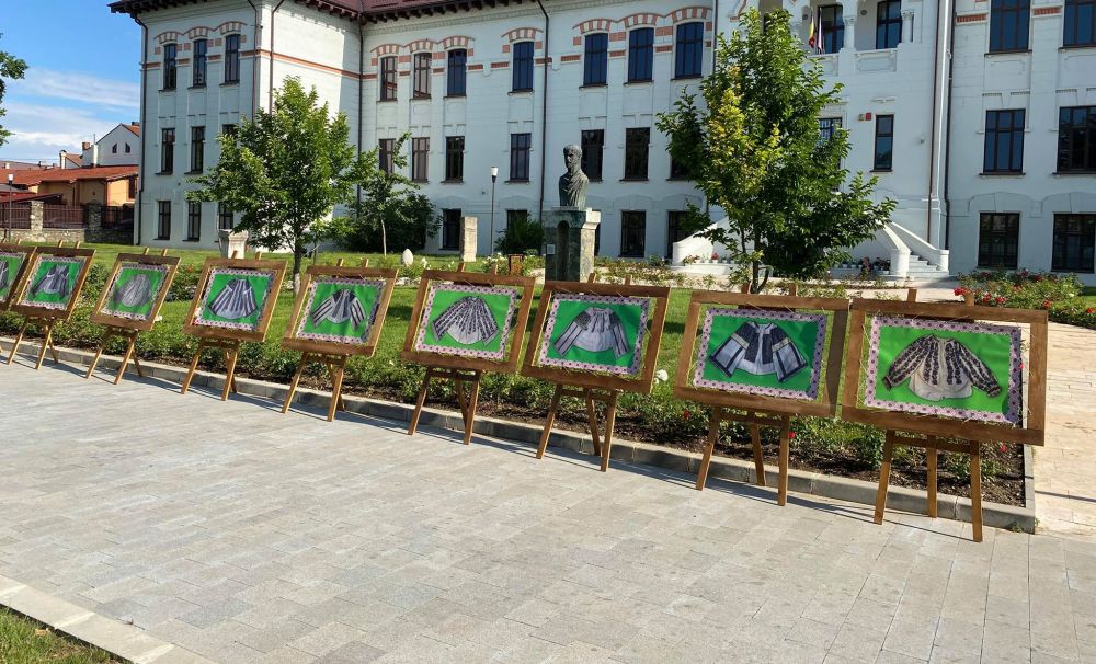 Fotoexpoziția - Povești și semne pe cămașa din Mehedinți