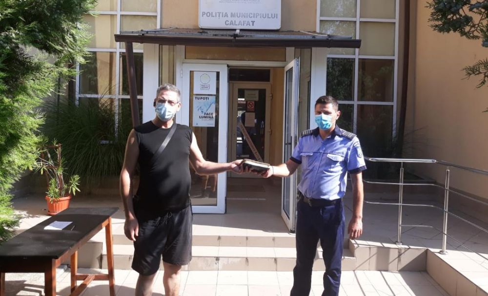 Gest de urmat! Mai multe portofele găsite de calafeteni, predate poliției pentru a ajunge la proprietarii lor