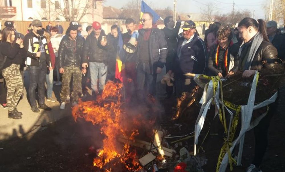 Gest inedit la casa lui Dincă! Oamenii au ars coroanele şi lumânările