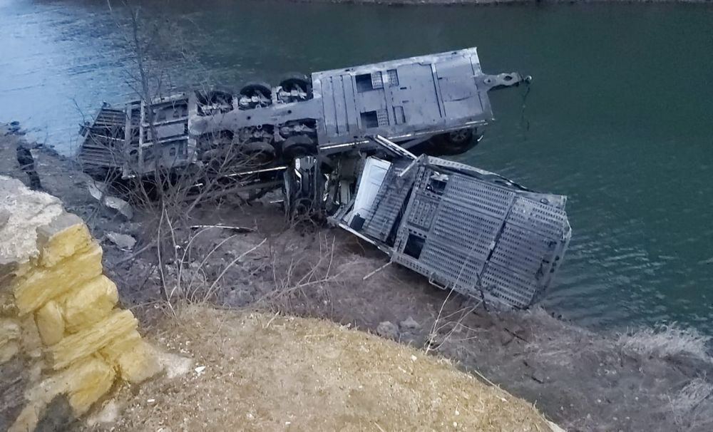 Grav accident pe Valea Oltului! Două maşini au ajuns în râu