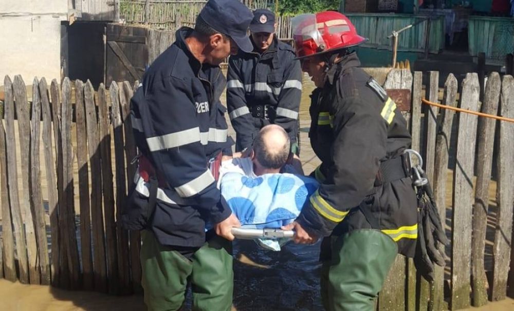 Imagini dramatice în Mehedinţi : 48 de persoane evacuate din cauza inundaţiilor