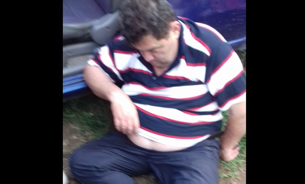 Imagini incredibile în curtea unui liceu din Calafat!  Directorul unităţii de învăţământ, acuzat că bea în şcoală, filmat când abia se mai ţine pe picioare